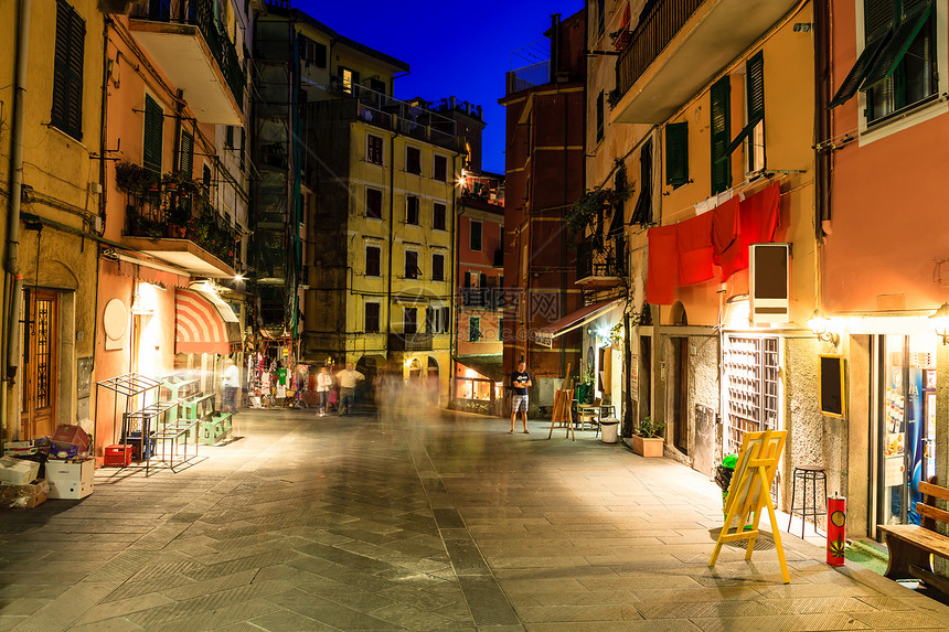 夜晚的Riomaggiore伊照街 意大利咖啡店大地假期蓝色旅行楼梯国家海岸房子鹅卵石图片