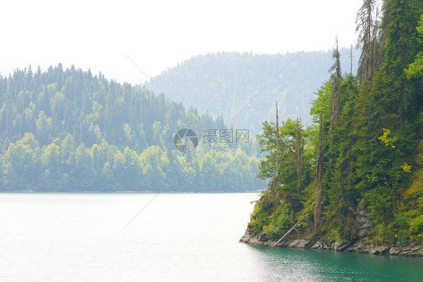 阿布哈兹被木头包围的山湖环境地形全景公园天空反射假期爬坡风景旅行图片