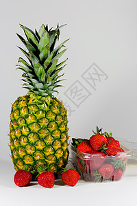菠萝和草莓浆果水果营养果味食物背景图片