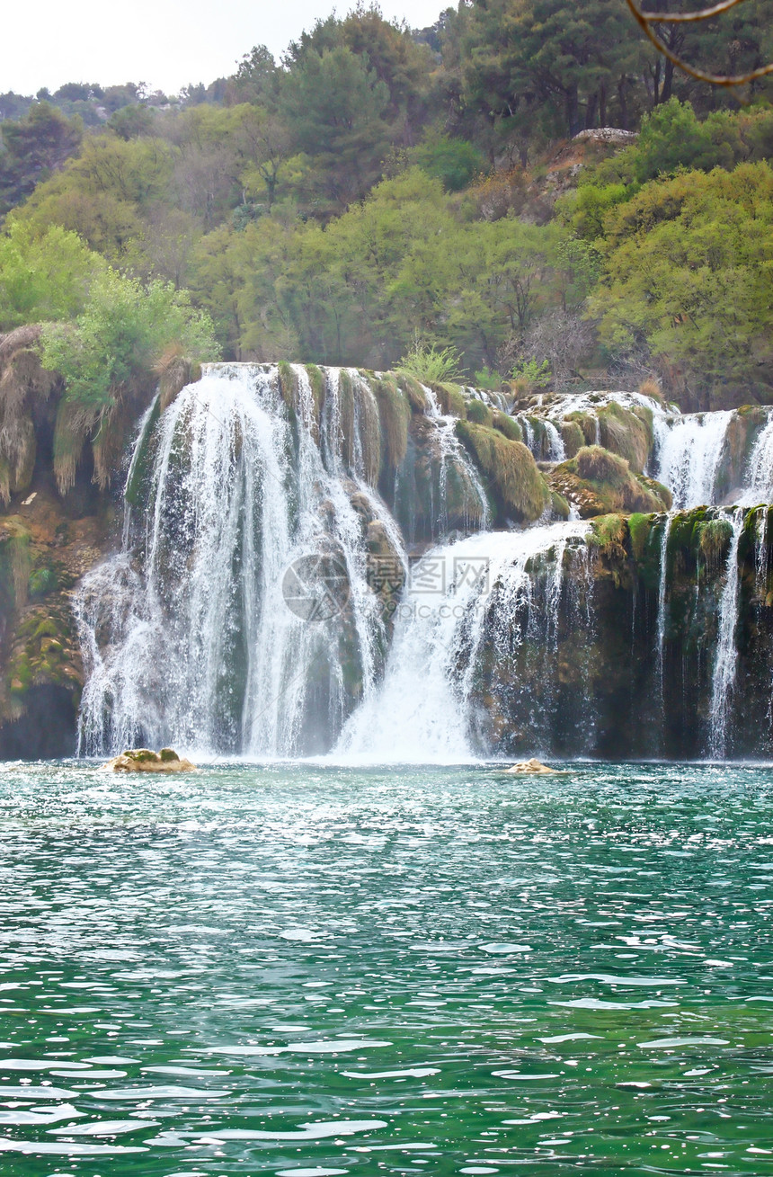 Krka河瀑布环境岩石瀑布国家绿色公园蓝色石头地标峡谷图片