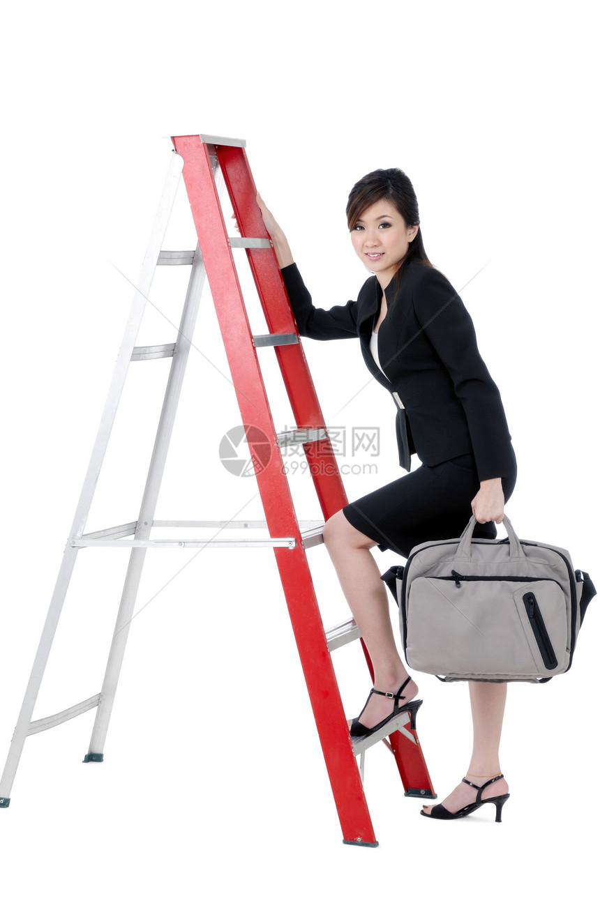 具有吸引力的女商务人士攀上阶梯图片