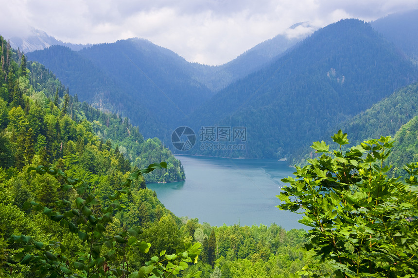 阿布哈兹被木头包围的山湖风景反射场景国家树木全景城市环境蓝色阳光图片
