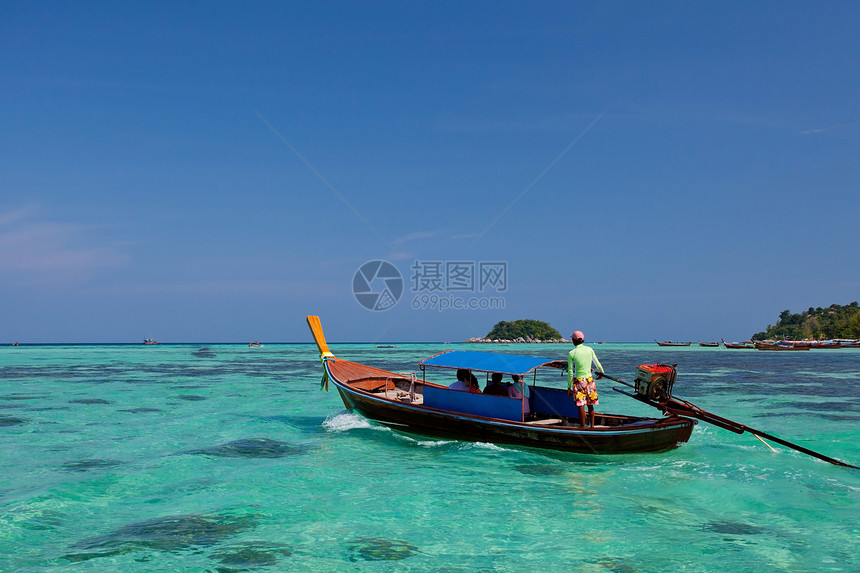 船舶在海上航行异国情调晴天海岸旅游热带珊瑚假期风景海滩图片