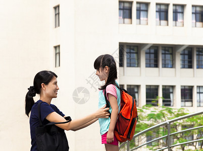 学校中母亲和女孩的交流情况背景图片