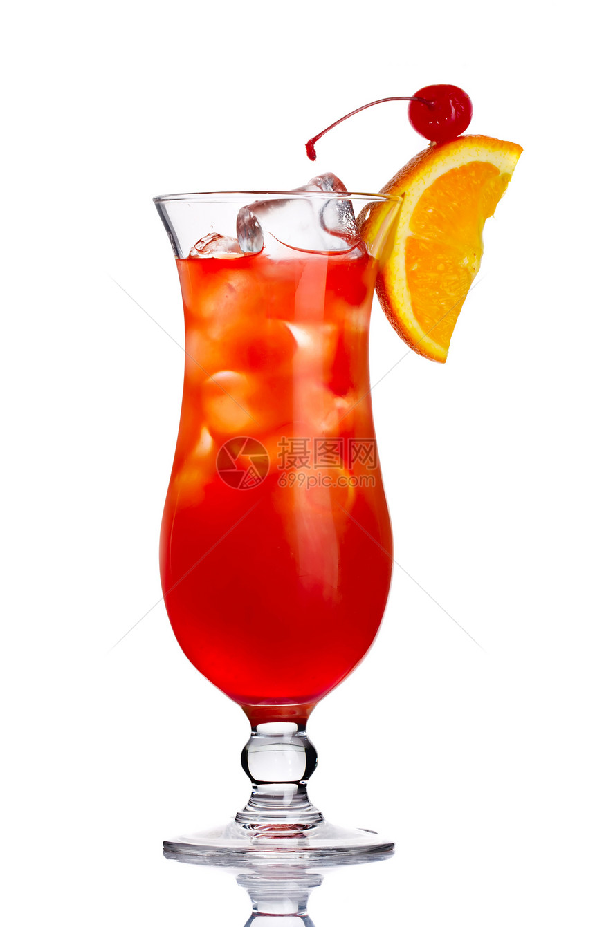 红酒鸡尾酒与橙片隔离茶点液体苏打立方体水果工作室浆果橙子玻璃补品图片