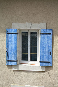 法国普罗旺斯的窗口石头蓝色建筑房子百叶窗木头褐色快门砖块背景图片