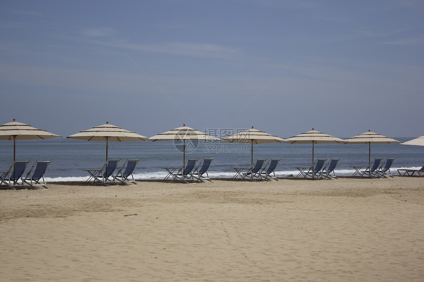 海滩椅子和有海洋视图的伞状海岸线地平线热带风景海浪寂寞目的地沙滩天空阴影图片