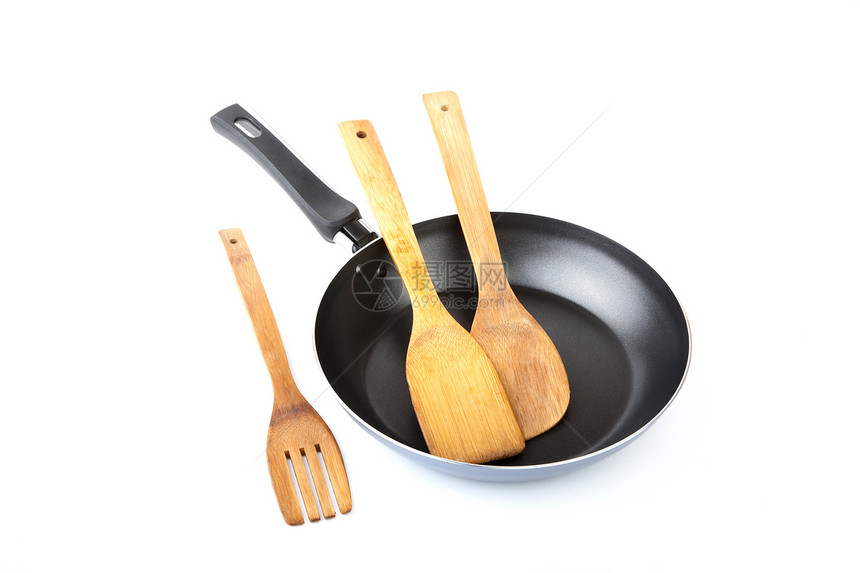 木制厨房铲子在煎锅里白色工具搅拌平底锅用具勺子图片