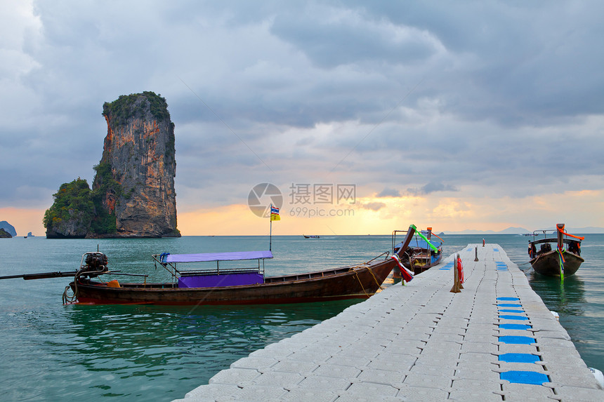 船舶在海上航行尾巴情调风景蓝色天空海岸支撑旅游悬崖假期图片