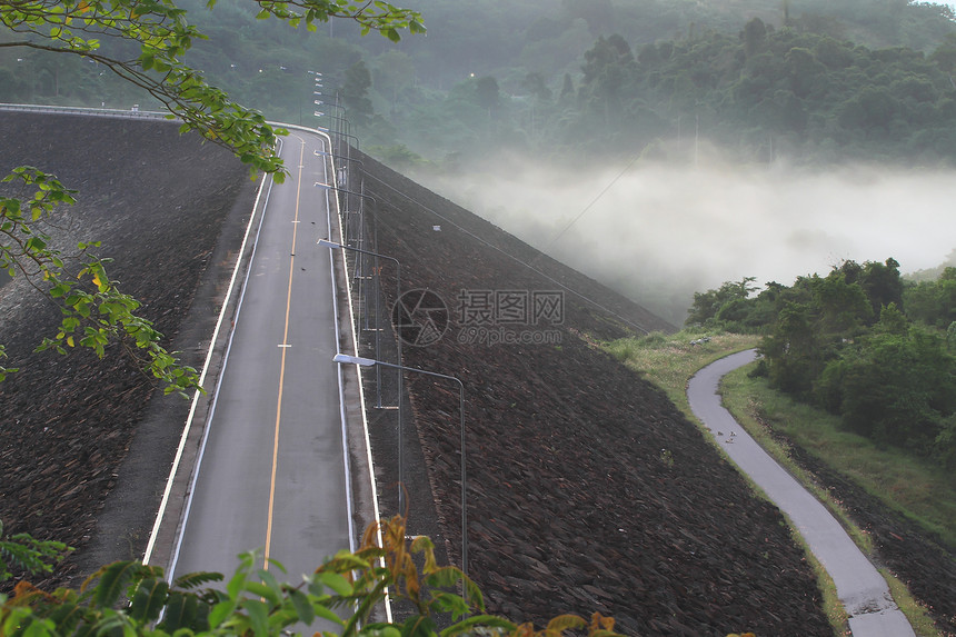 泰国大坝美丽的景观爬坡薄雾技术山脉力量绿色发电机天空水库水电图片