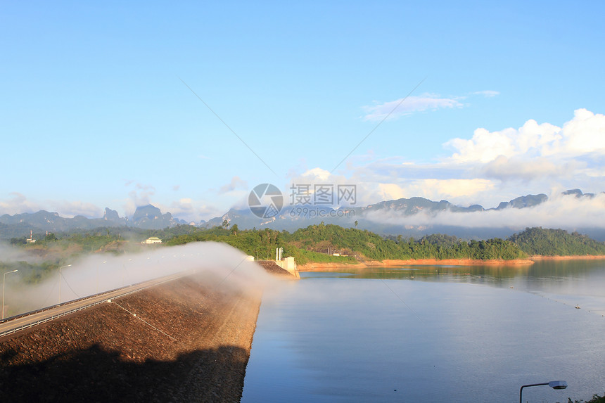 泰国大坝美丽的景观天空岩石水库发电机棕色薄雾绿色力量蓝色技术图片