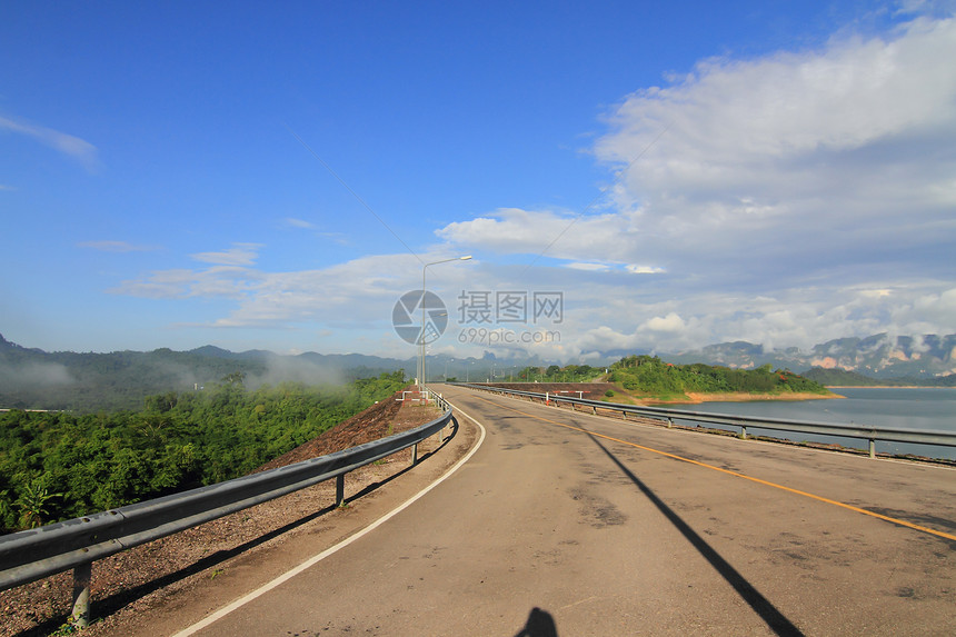 泰国大坝美丽的景观棕色技术活力岩石山脉薄雾水电水库爬坡发电机图片