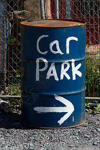 停车场标志蓝色废料白色石板公园栅栏背景图片