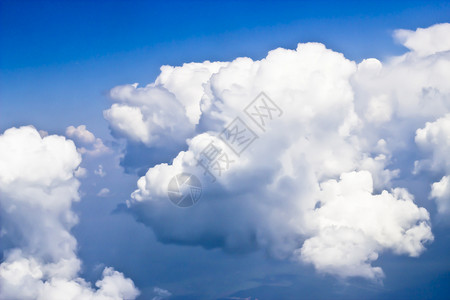 暗蓝天空中的白云积雨天气天堂天际气象天空蓝色阳光臭氧气氛背景图片