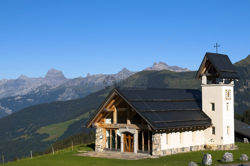 在瑞士山里的礼拜堂里图片