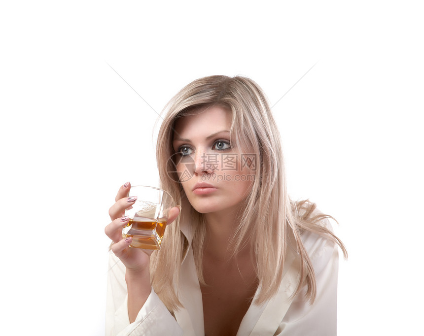 拿着威士忌杯子的女孩金发干杯眼镜饮料白色庆典快乐金发女郎派对女性图片