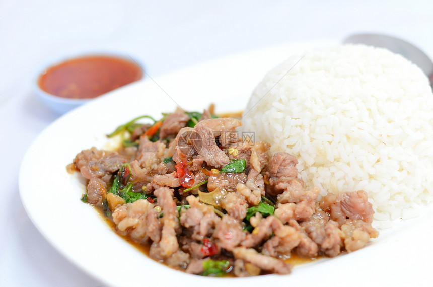 菜食美食盘子牛肉油炸食物胡椒猪肉午餐白色图片