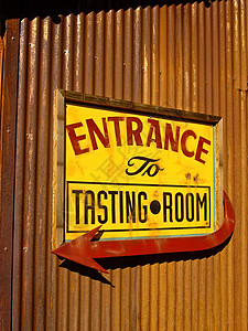 饮酒口味标志入口品酒室酒厂红色瓦楞黄色背景图片