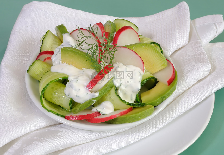 黄瓜沙拉加萝卜和鳄梨奶油酱烹饪蔬菜菜单美食产品平衡午餐维生素盘子饮食图片