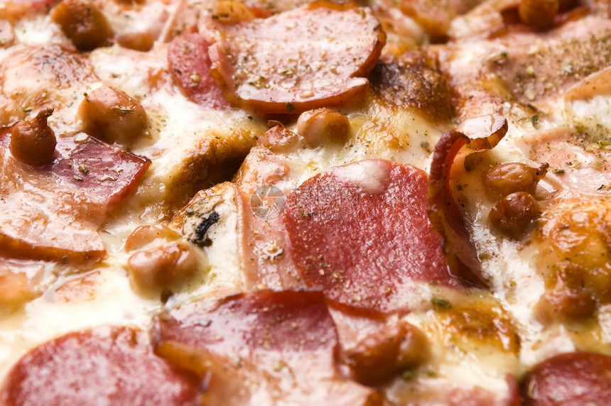 意大利披萨 配培根 腊肠和奶油奶酪薄壳小吃面包晚餐营养午餐垃圾食物图片