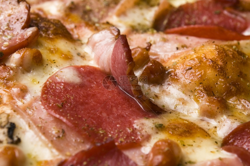 意大利披萨 配培根 腊肠和奶油奶酪晚餐面包垃圾营养薄壳午餐小吃食物图片