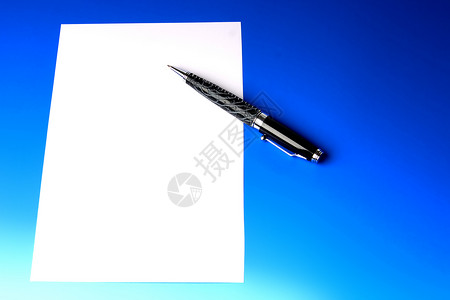 现代美丽的笔和白色纸页 深蓝色背景的黑色蓝底背景图片