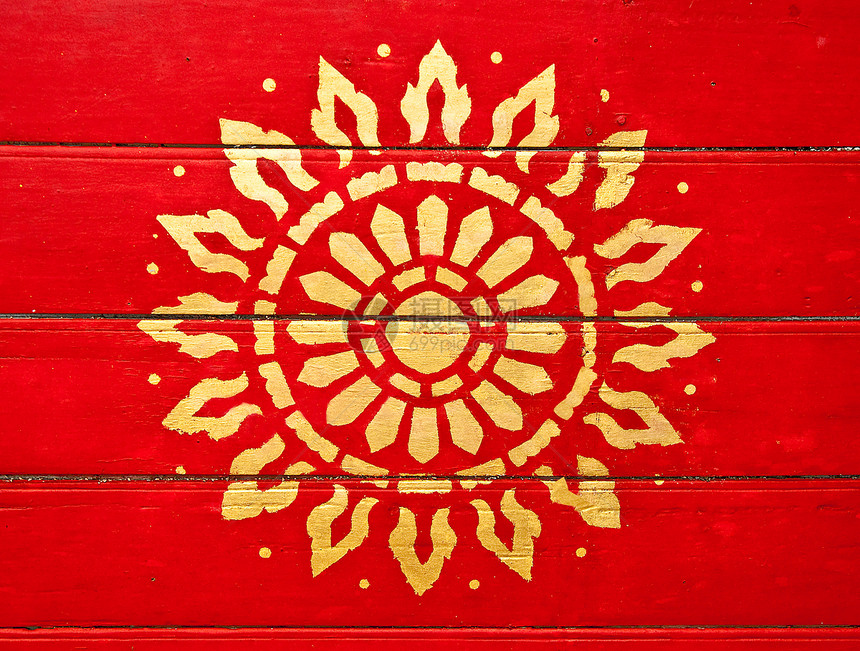 在寺庙的木头上画宗教的金色象征图片