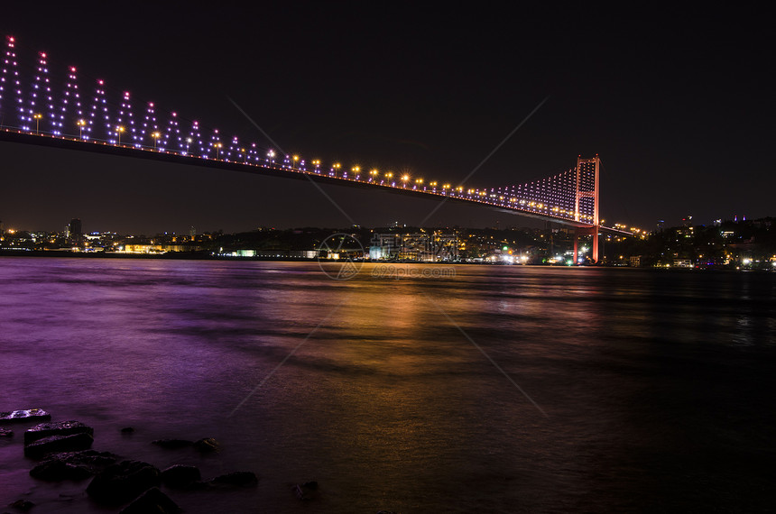 Bosphorus桥夜景全景蓝色风景钢缆运输办公楼地方路灯灯光风光图片