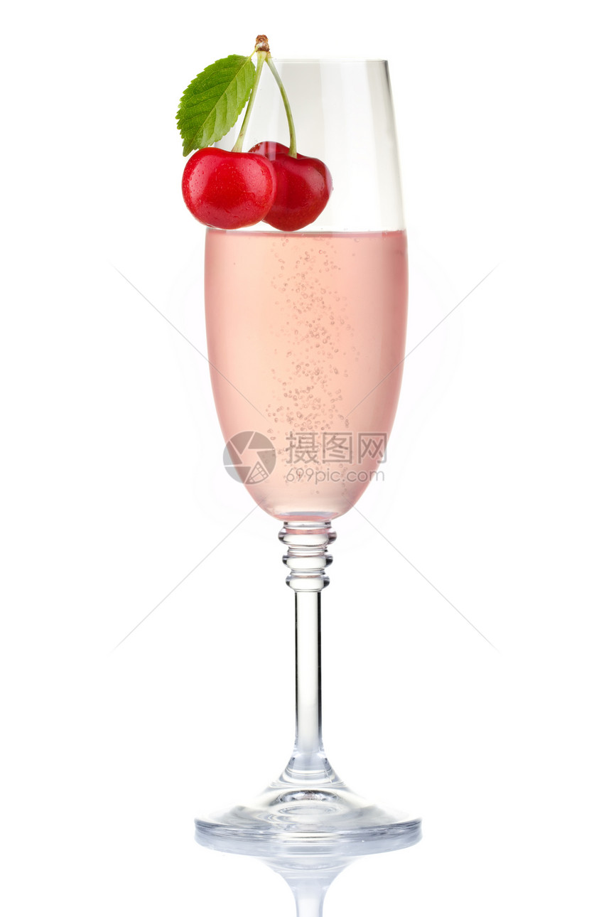 粉红香槟杯子 与新鲜樱桃浆果隔离图片
