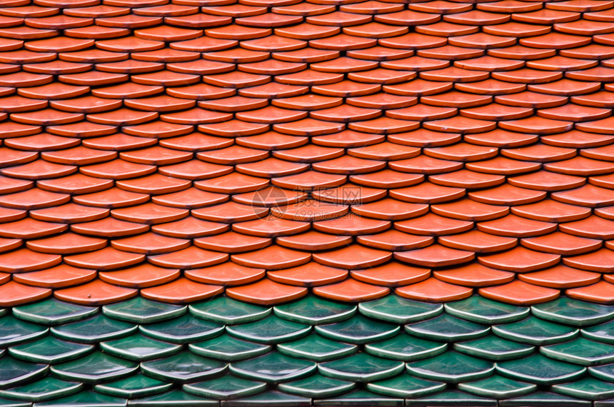 红色和绿色瓷砖屋顶图片