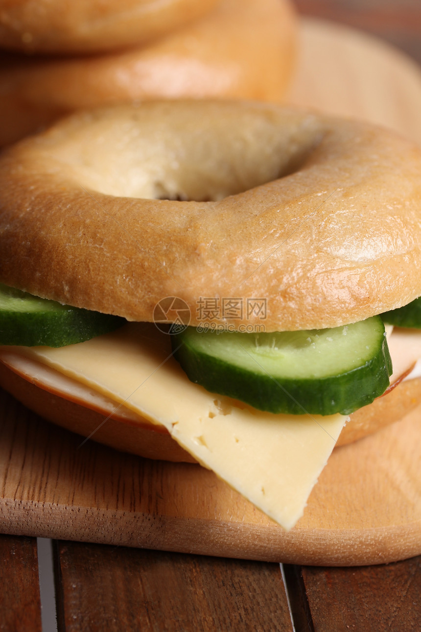 新鲜奶酪和火腿面包圈小吃奶油早餐面包黄瓜熟食火腿午餐木头包子图片