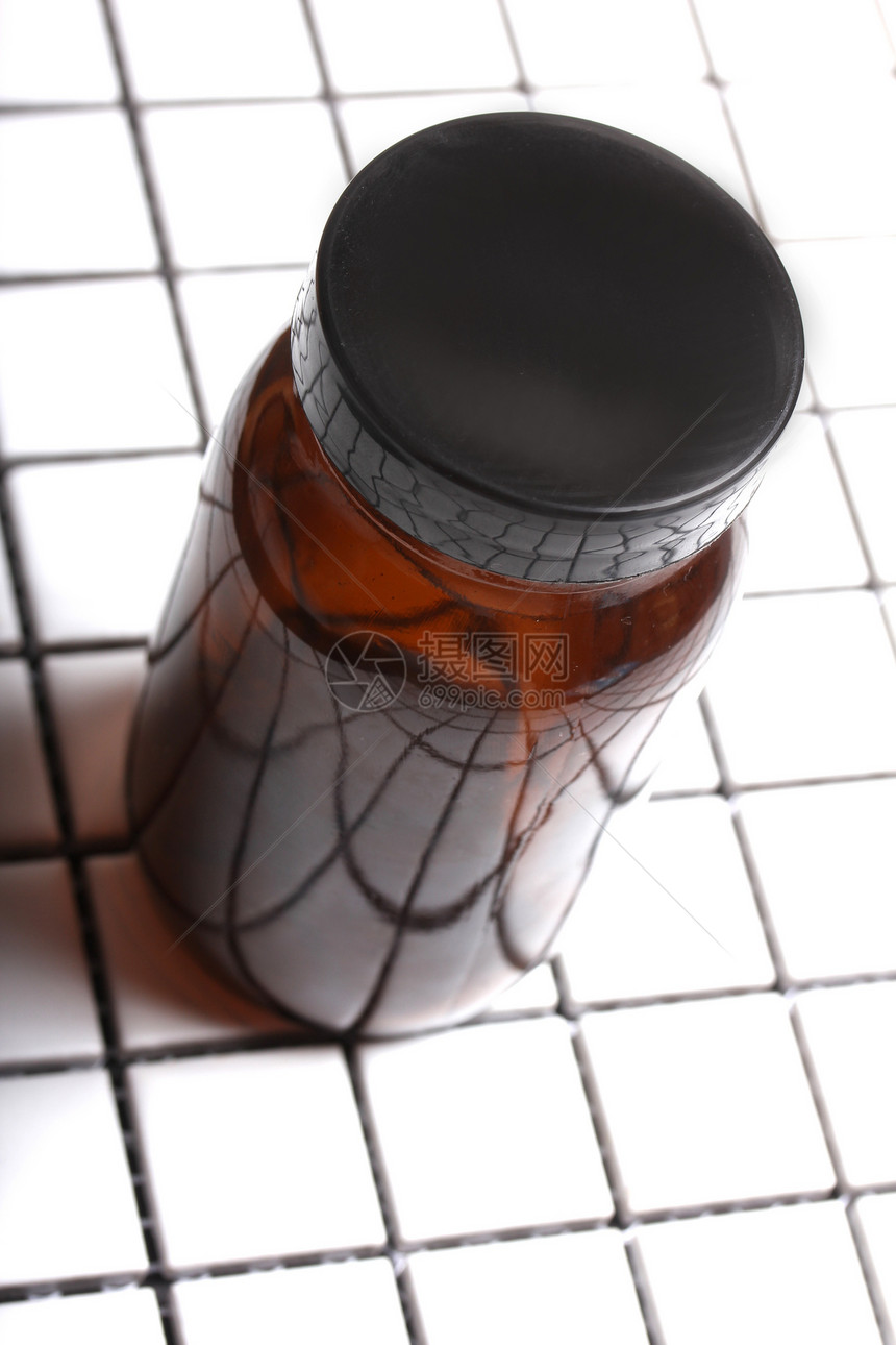 棕色玻璃饮料几何学瓶子器皿白色反射盘子图片