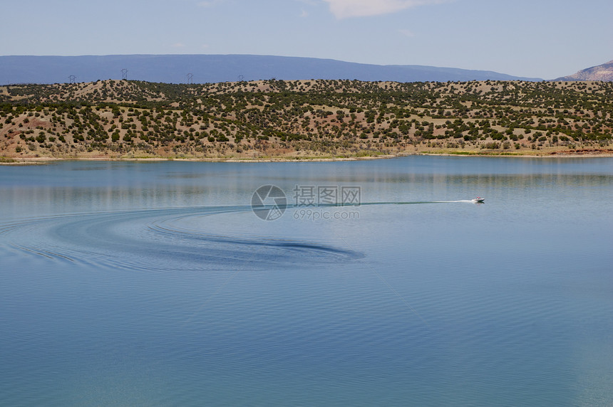 A湖上的快艇图片