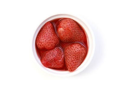 在他们自己的果汁中的草莓背景图片