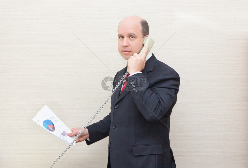 在电话上有文件的生意人图片