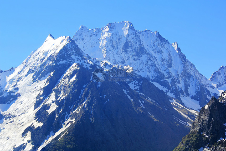高加索山脉悬崖下雪顶峰石头冷冻木头首脑荒野全景叶子图片