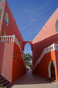 阿拉伯建筑红陶海岸人行道别墅灌木楼梯途径院子庭院花园背景图片
