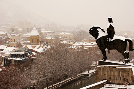 三位一体寒冬的景象在雾日以雪覆盖第比利斯旧城大教堂教会据点历史城市城堡堡垒基督圆顶宗教背景