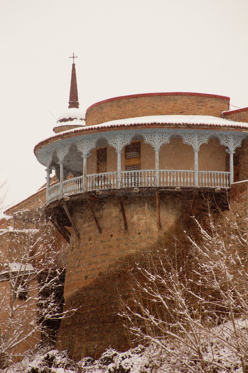 寒冬的景象在雾日以雪覆盖第比利斯旧城蓝色据点基督城堡时间大教堂城市堡垒教会宗教图片