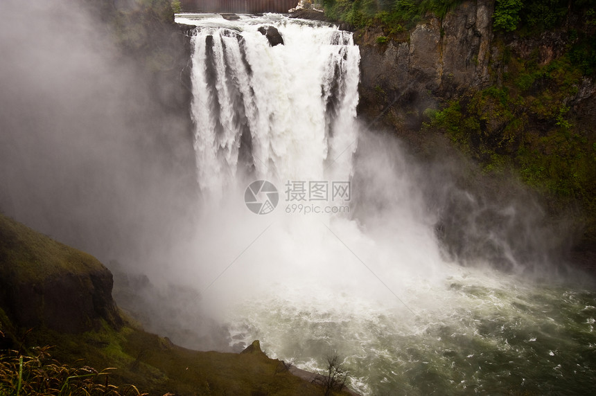斯诺夸尔米瀑布下降岩石环境季节溪流流动激流尔米瀑布游客图片