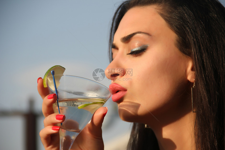 有吸引力的年轻女孩 喝马提尼酒成人女士派对酒精阳光嘴唇玻璃女性饮料魅力图片