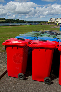 多色垃圾箱盖子红色绿色游艇塑料垃圾蓝色天空把手码头高清图片