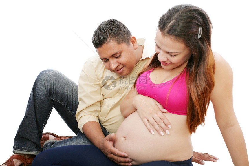 与丈夫在一起的孕妇母亲享受微笑妻子女性几个月婴儿夫妻孩子说谎图片