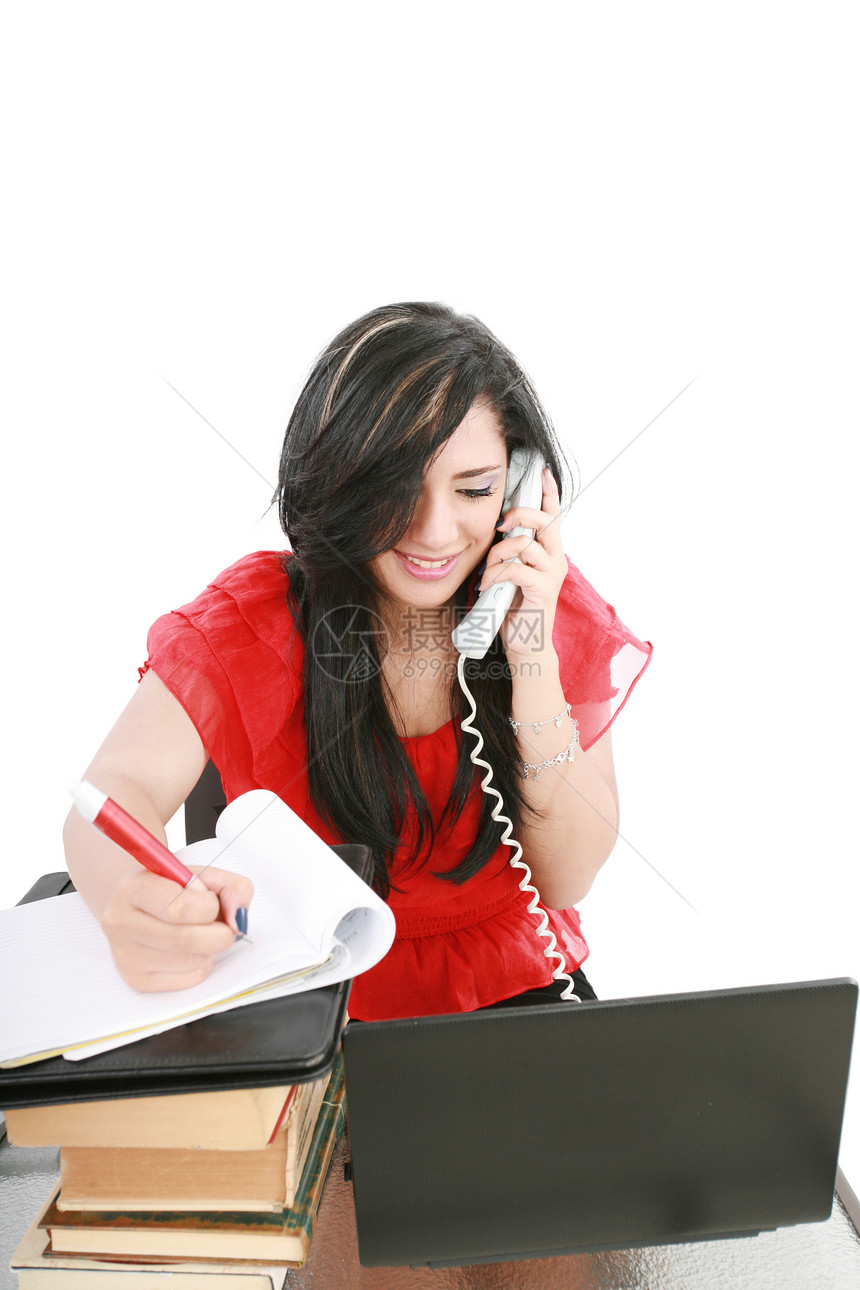 在办公室做笔记的电话上微笑着年轻商业妇女图片