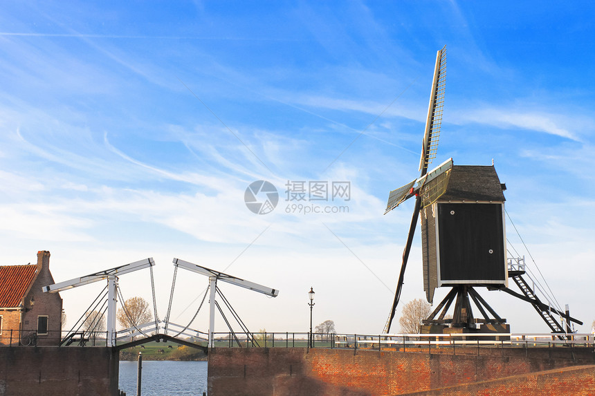 Bascule桥和日落时风车 荷兰赫斯登城市文化奶牛运河历史蓝色旅行游客堡垒房子图片