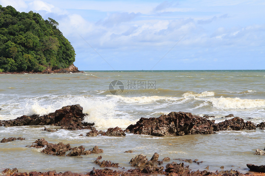 热带海滩上的石头场景冲浪海景旅行支撑阳光卵石海岸太阳边缘图片