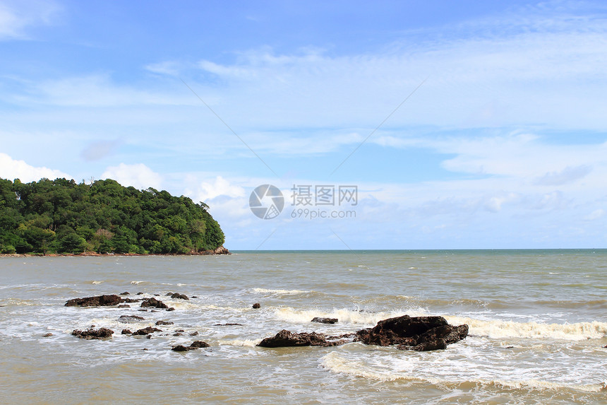 热带海滩上的石头场景海景地平线情调支撑天空异国海浪旅行海岸图片