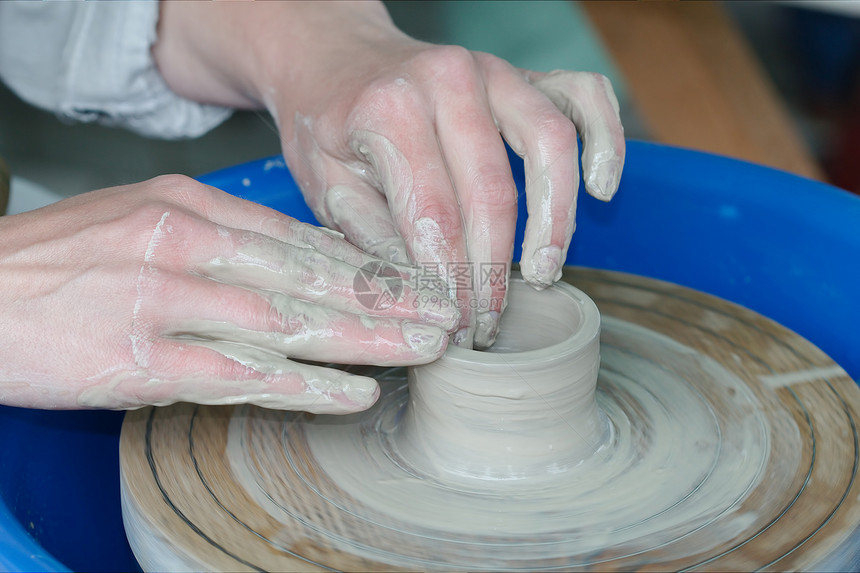 在陶匠的车轮上工作投掷洞察力工艺陶器感官陶瓷棕色纺纱雕塑制造业图片