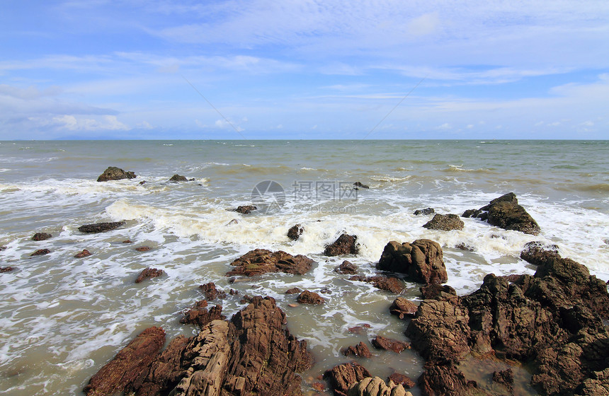 热带海滩上的石头边缘海岸海洋旅行情调碎石处女海景蓝色阳光图片