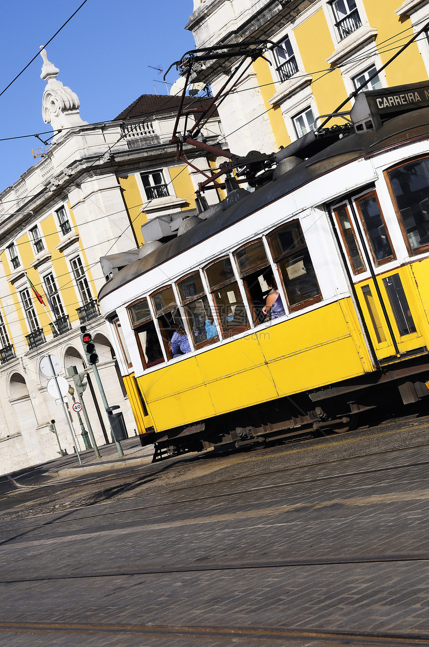 里斯本Tram城市乡愁有轨电车旅行街景电车场景城市生活黄色市中心图片